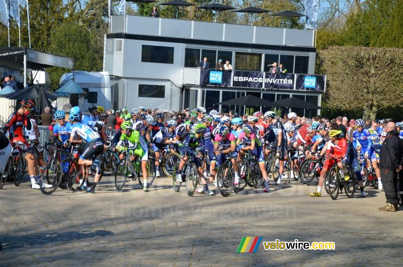 Het peloton voor de start in Rambouillet