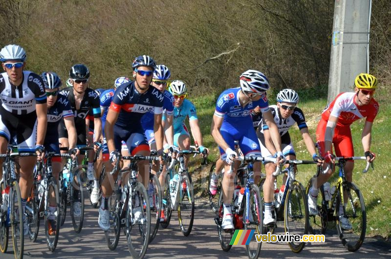 Het peloton in Fontenay-sur-Loing