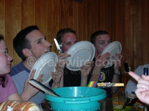 Et après le repas on lèche bien notre assiette (385x)