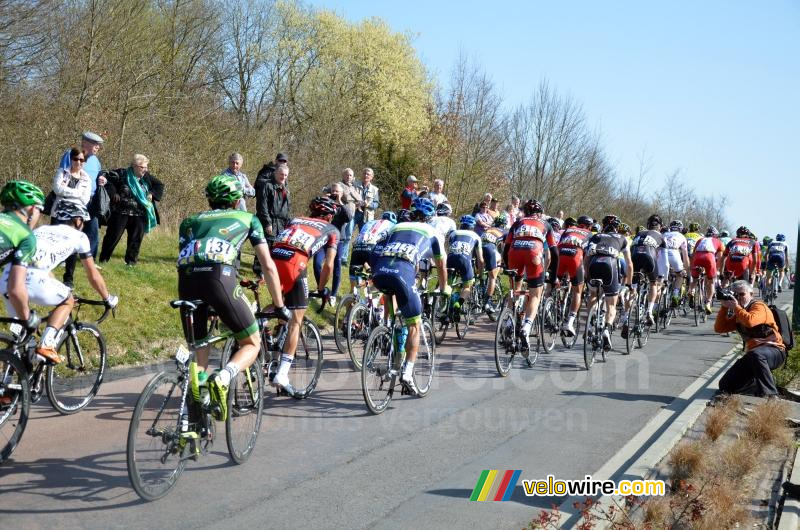 Het peloton in Fontenay-sur-Loing (4)