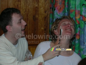 Et Olivier met le fromage sur la joue d'Aude (379x)