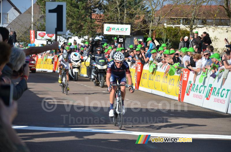 Anthony Delaplace & Aleksejs Saramotins bij de eerste doorkomst over de finishlijn