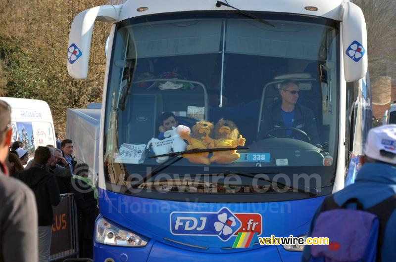 De trofeëen achter de ruit van de bus van FDJ.fr