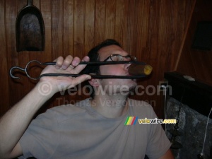 Cédric boit son vin d'une façon un peu particulière ... (405x)