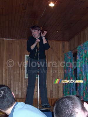 Et Virginie danse sur la table ... (357x)