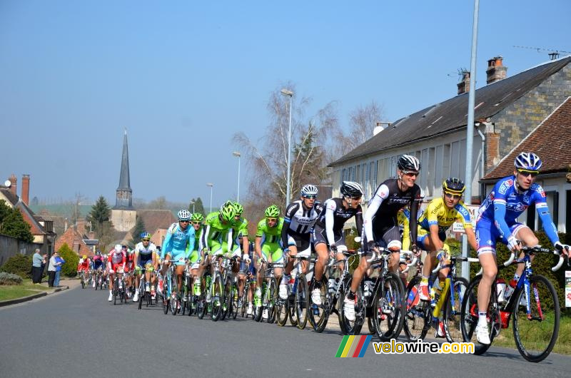 Het peloton in Saint-Fargeau (2)