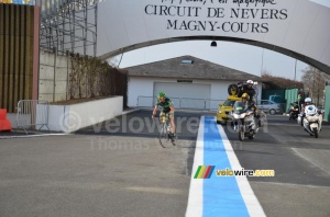 Perrig Quémeneur (Europcar) arrive encore seul en tête sur le circuit (477x)