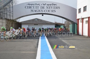 Le peloton arrive sur le circuit (275x)