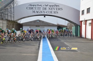 Le peloton arrive sur le circuit (2) (296x)