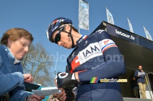 Sylvain Chavanel (IAM Cycling) signe un autographe (510x)