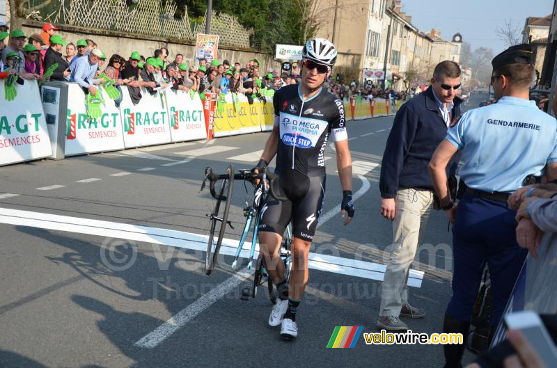 Jan Bakelants (OPQS) eindigt te voet met een gebroken spaak