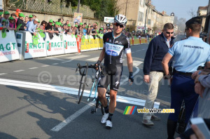 Jan Bakelants (OPQS) termine à pied avec un rayon cassé (667x)