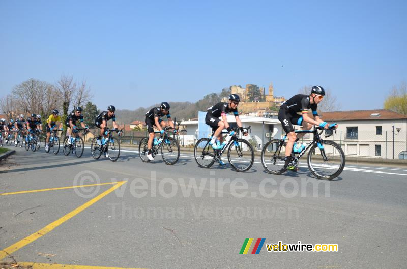 Het peloton onder aanvoering van Team Sky