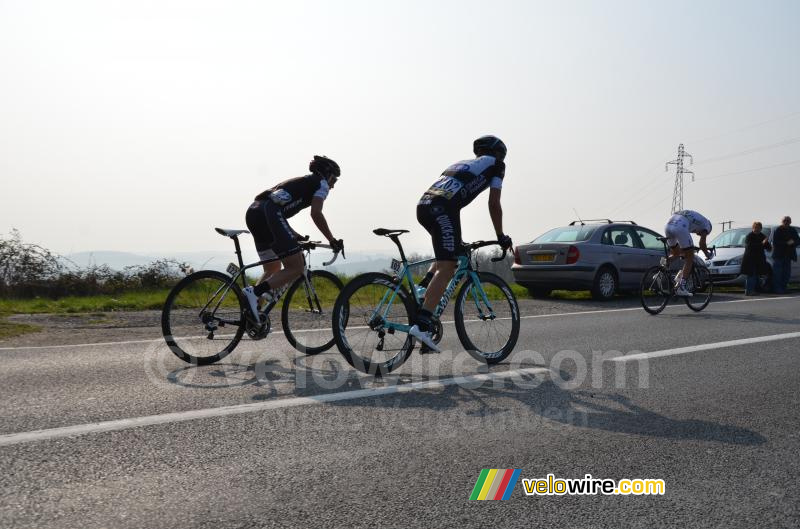 De andere renners van de voormalige kopgroep in Montbressieux