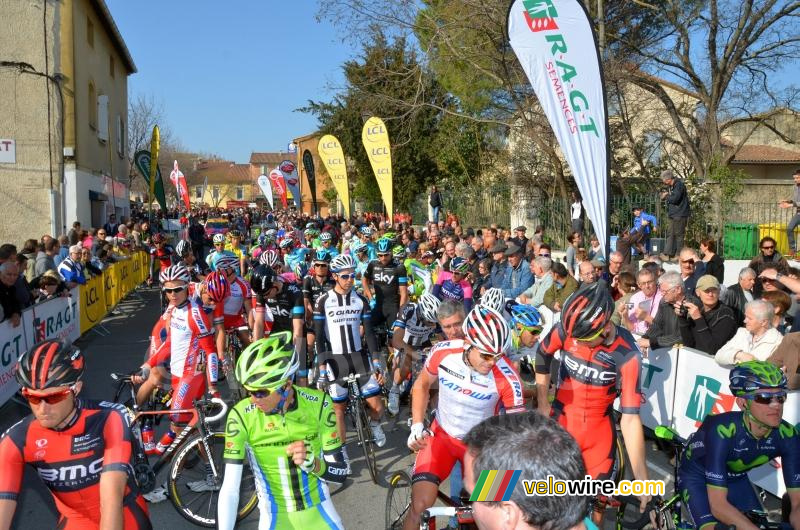 Het peloton is klaar voor de start in Saint-Saturnin-lès-Avignon