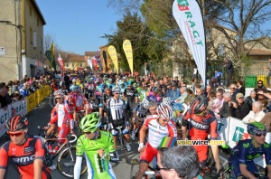 Le peloton prêt pour le départ à Saint-Saturnin-lès-Avignon (405x)