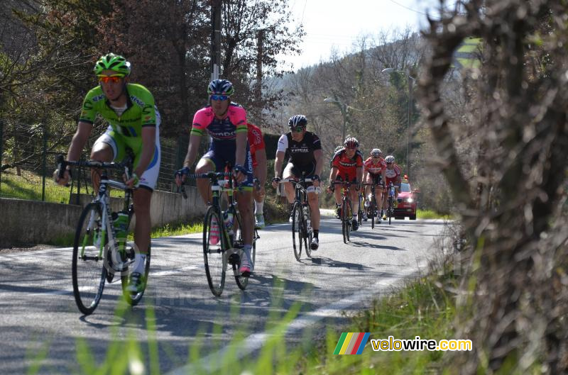 De kopgroep onderaan de Côte des Tuilières