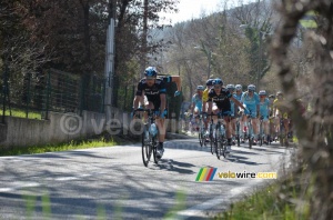 Le peloton en bas de la Côte des Tuilières (404x)