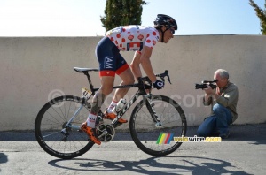 Sylvain Chavanel (IAM) se détache dans la première montée vers la ligne (421x)