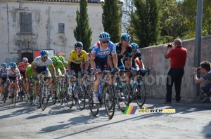 Le peloton dans la première montée vers la ligne (387x)