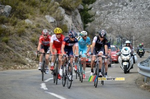 Le groupe de tête sur le Col de l'Ecre (564x)