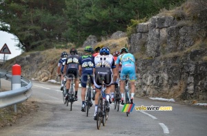 Le groupe de tête sur le Col de l'Ecre (2) (428x)