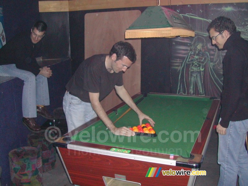 Bernard & Cédric aan het biljarten