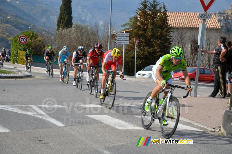 De kopgroep die tijdelijk opgesplitst werd in kleine groepjes (2)