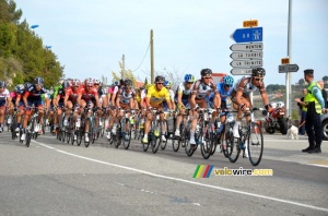 Carlos Betancur bien protégé par son équipe (321x)