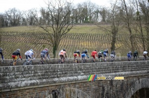 Le groupe de tête sur le pont au-dessus de la Sèvre Nantaise (368x)