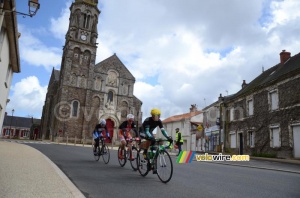 Delayed riders at the church of Saint-Fiacre (694x)