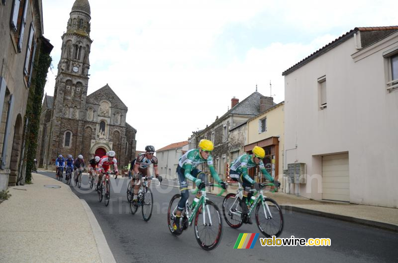 Het peloton bij de kerk van Saint-Fiacre