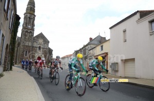 Le peloton à l'église de Saint-Fiacre (536x)