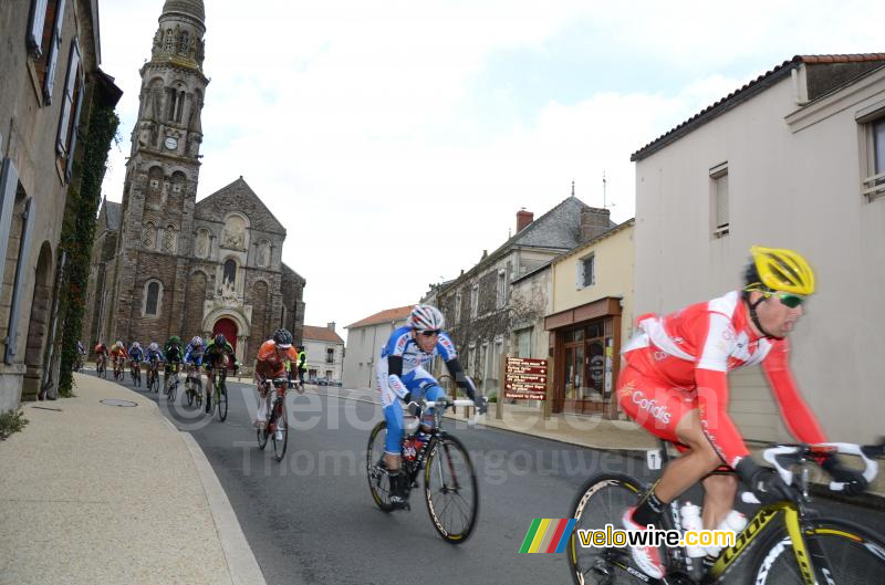 Het peloton bij de kerk van Saint-Fiacre (2)