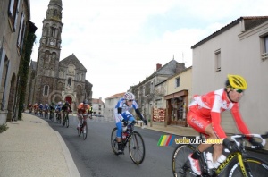 Le peloton à l'église de Saint-Fiacre (2) (471x)