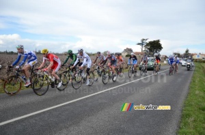 The reduced breakaway of 12 riders (488x)