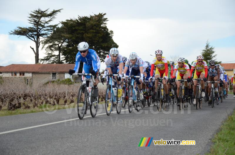 Het peloton in de achtervolging op de 12 renners