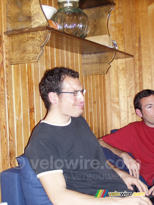 Cédric raakt met zijn tong het puntje van zijn neus aan