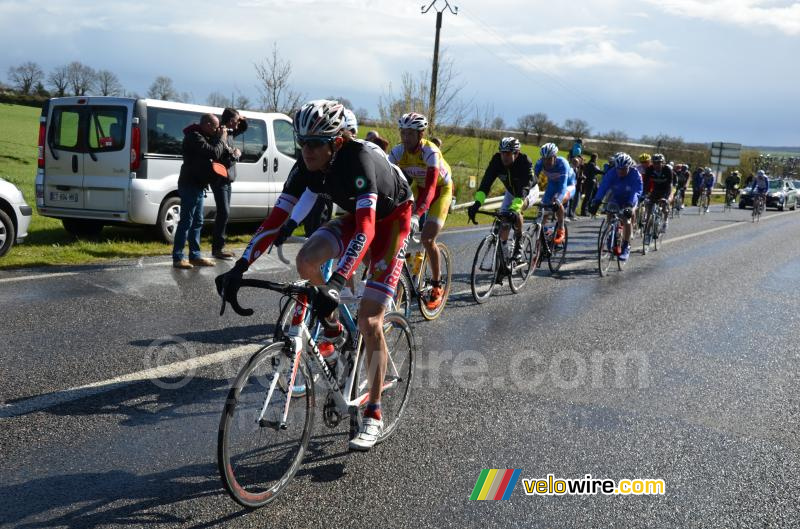 Het peloton op de Côte de la Croix Baron