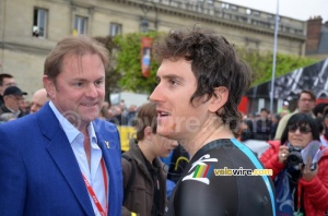 Geraint Thomas (Team Sky) has a chat with Gary Verity (985x)