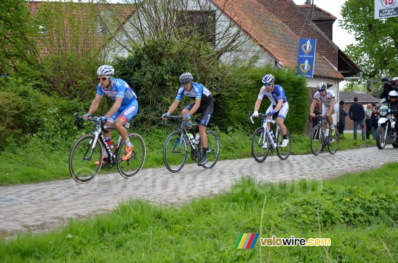 De kopgroep rijdt kasseistrook 15 op