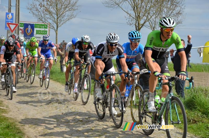 Het peloton op kasseistrook 10