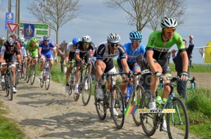 Le peloton sur le secteur 10 (921x)