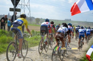 Le peloton sur le secteur 10 (2) (741x)