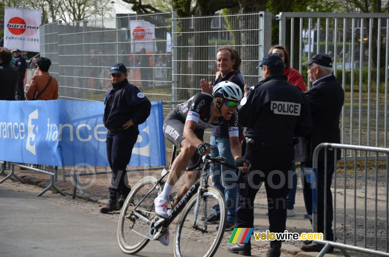 Niki Terpstra (Omega Pharma-QuickStep) komt alleen in het vélodrome aan