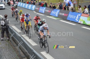 Le groupe de tˆte … l'avant-dernier passage sur la ligne (610x)