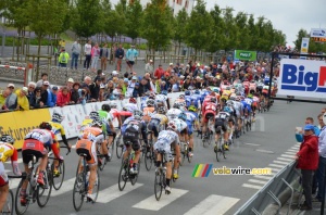 Le peloton … l'avant-dernier passage sur la ligne (521x)