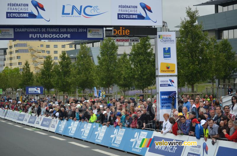 Veel publiek bij de dameskoers (2)