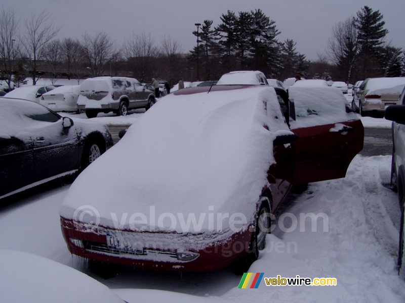 Mijn huurauto onder de sneeuw