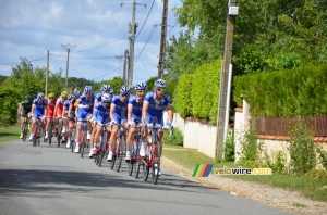 The FDJ.fr team leading the peloton (310x)